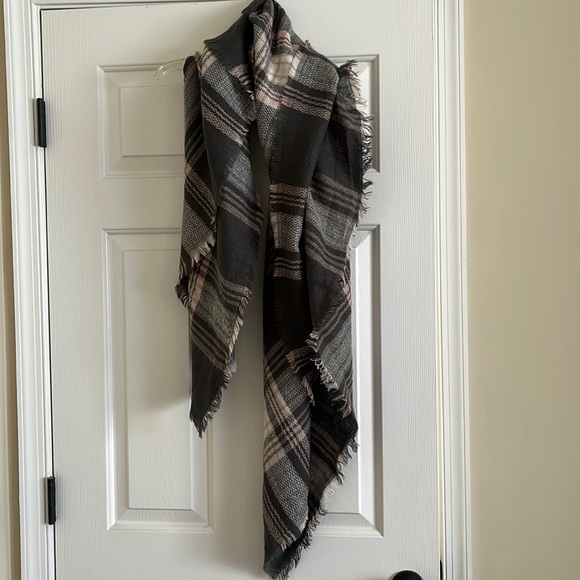 Accessories - Grey & Pink Blanket Scarf 💗